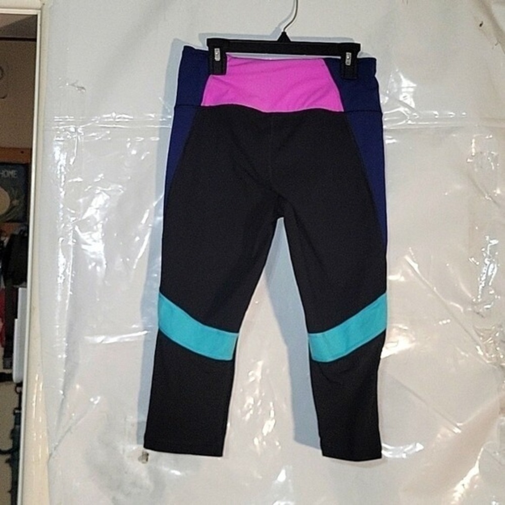 VICTORIA SECRET VST Black Capri Leggings Athletic Activewear Cropped bundle of 2 - Picture 2 of 7